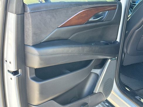 Used 2020 Cadillac Escalade ESV Premium Luxury image 21