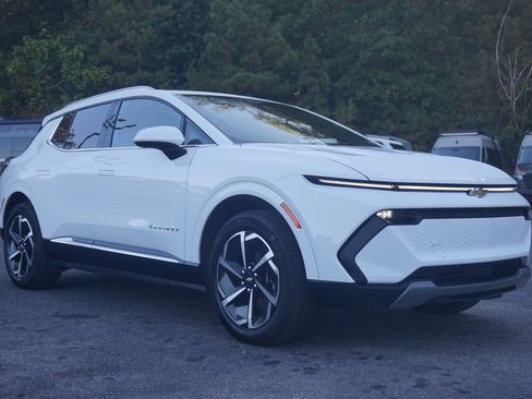 Used 2025 Chevrolet Equinox EV LT w/ Convenience Package image 11