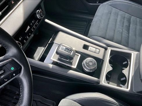 Used 2024 Mitsubishi Outlander SE image 16