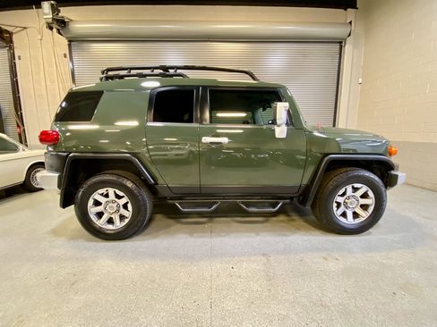 Used 2014 Toyota FJ Cruiser 4WD w/ Convenience Package image 5