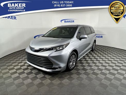 Used 2023 Toyota Sienna XLE image 5