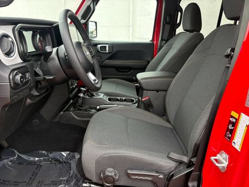 Used 2025 Jeep Wrangler Unlimited Sahara AWD/4WD image 27