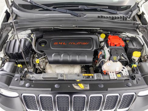 Used 2019 Jeep Renegade Latitude FWD image 46