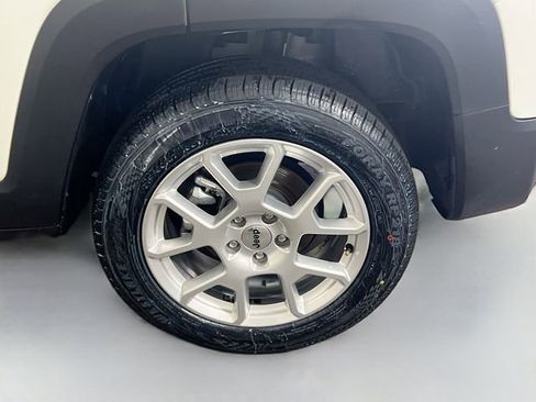 Used 2023 Jeep Renegade Latitude AWD/4WD image 25