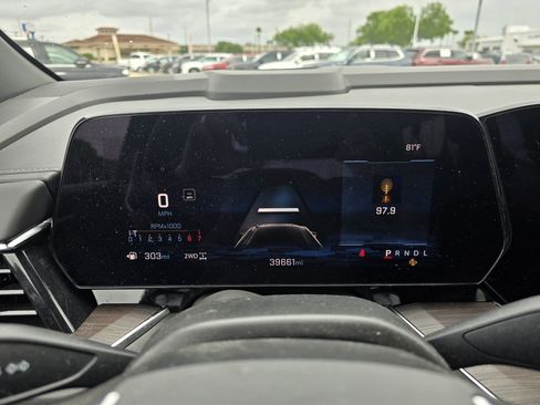 Used 2025 Chevrolet Suburban Z71 image 14