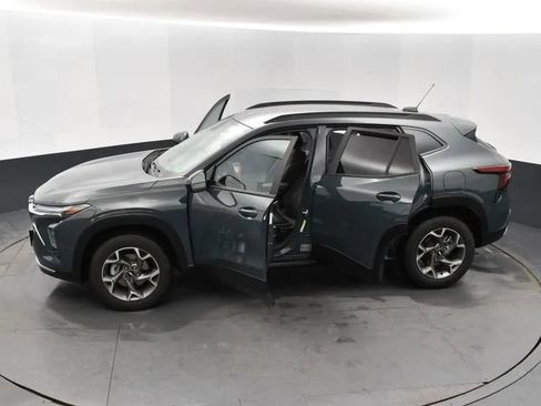 Used 2025 Chevrolet Trax LT image 7