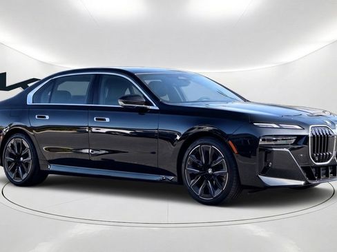 Used 2026 BMW 740i w/ Premium Package RWD image 3