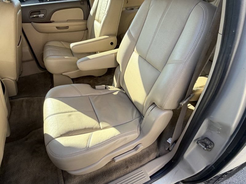 Used 2011 GMC Yukon XL SLT w/ SLT-2 Equipment Package AWD/4WD image 16