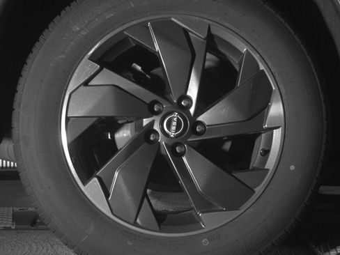 Used 2025 Nissan Rogue SV AWD/4WD image 15