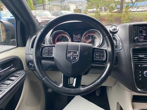 Used 2017 Dodge Grand Caravan SXT w/ Rear Park Assist Package FWD image 16