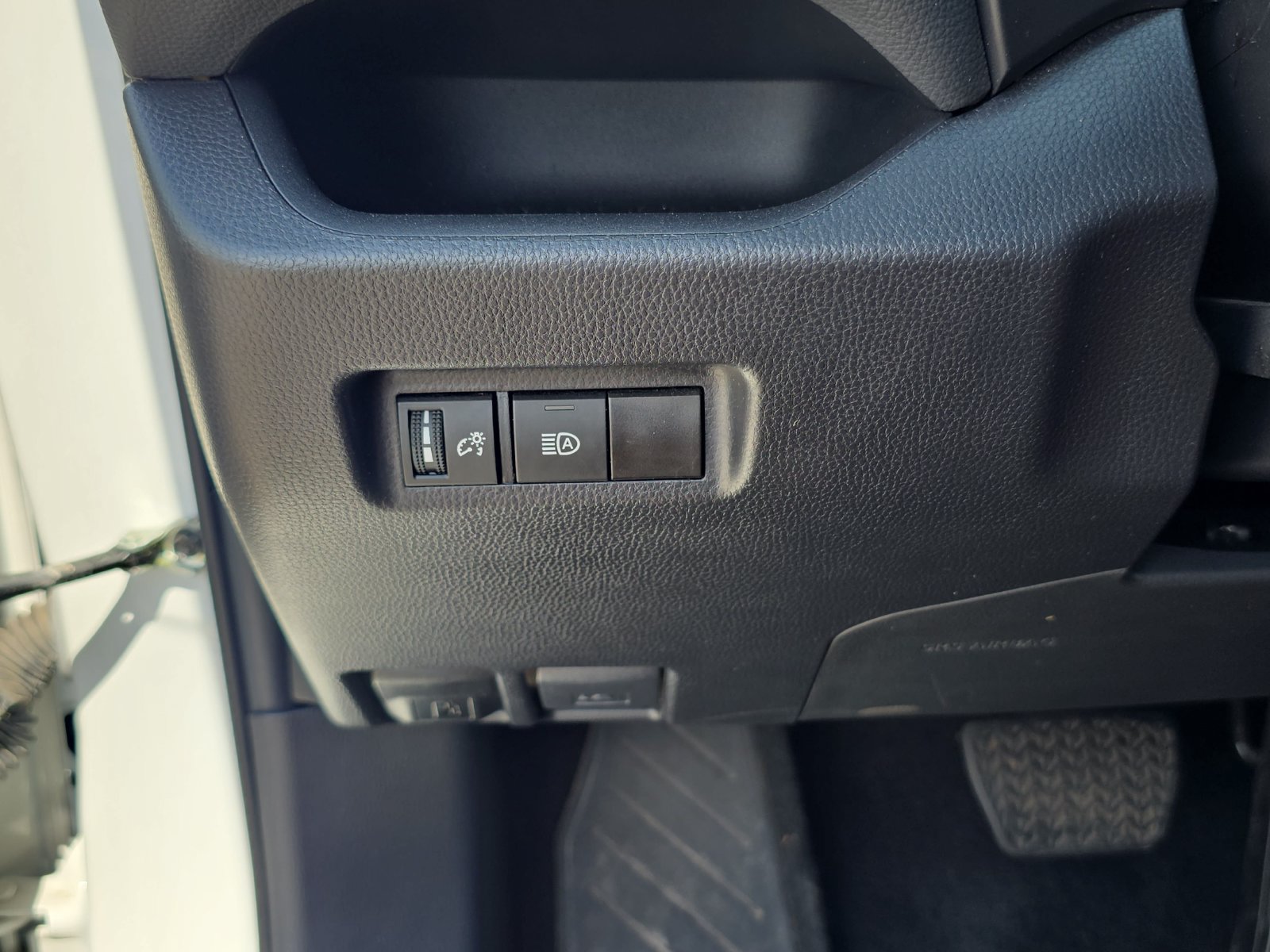 Used 2025 Toyota RAV4 XLE FWD image 23