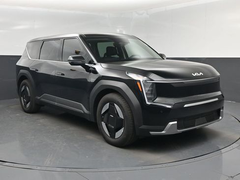 Certified 2026 Kia EV9 Light RWD image 8