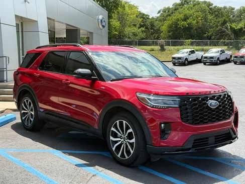 Certified 2025 Ford Explorer ST-Line w/ Premium Package RWD image 3