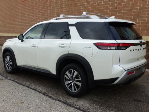 Used 2022 Nissan Pathfinder SL w/ SL Black Package AWD/4WD image 8