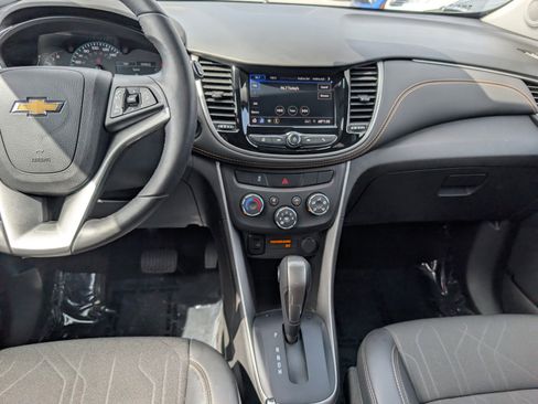 Used 2022 Chevrolet Trax LT w/ LT Convenience Package image 17