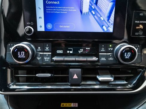 Used 2023 Toyota Highlander XLE AWD/4WD image 27