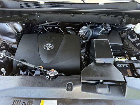 Used 2019 Toyota Highlander SE image 34