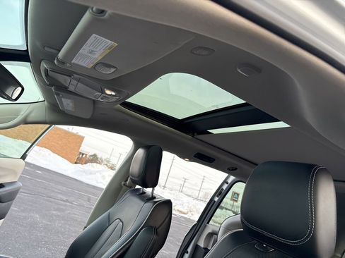 Used 2024 Chrysler Pacifica Limited image 49