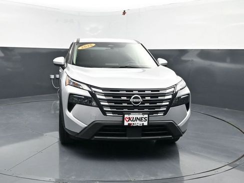 Used 2025 Nissan Rogue SV image 2