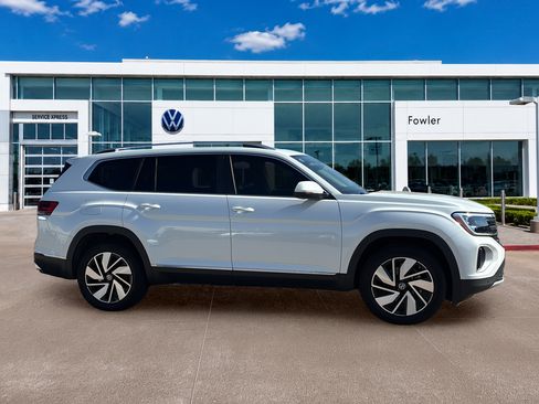 Used 2025 Volkswagen Atlas SEL AWD/4WD image 4