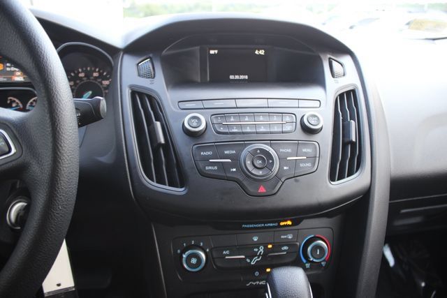Used 2018 Ford Focus SE FWD image 3