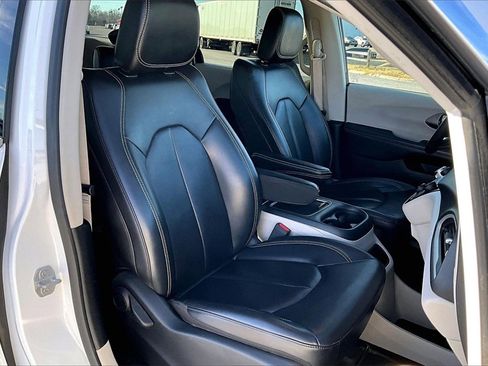 Used 2023 Chrysler Pacifica Touring-L image 7