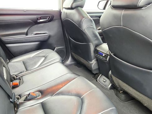 Used 2020 Toyota Highlander XLE AWD/4WD image 37