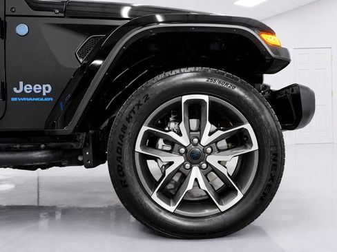 Used 2024 Jeep Wrangler Unlimited w/ Convenience Group AWD/4WD image 9