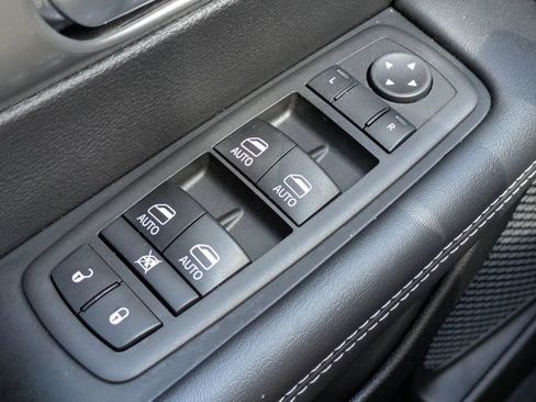 Certified 2025 Chrysler Pacifica Select FWD image 17