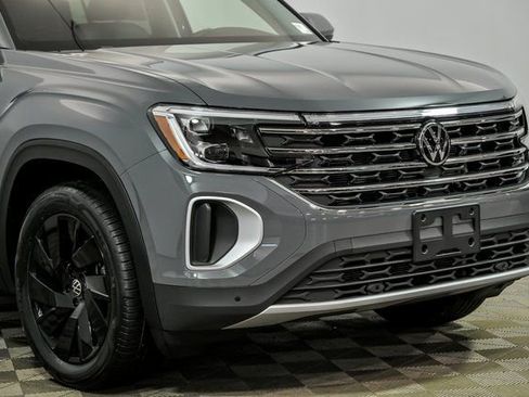 Certified 2025 Volkswagen Atlas SE w/ Black Wheel Package image 2