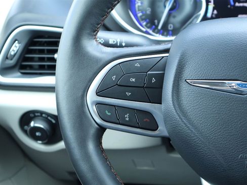 Used 2020 Chrysler Pacifica Touring-L w/ Tire & Wheel Group image 22