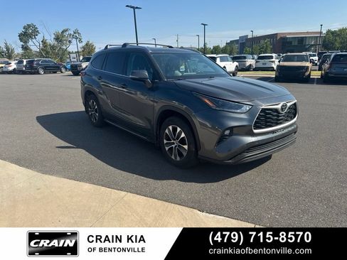 Used 2021 Toyota Highlander XLE FWD image 2