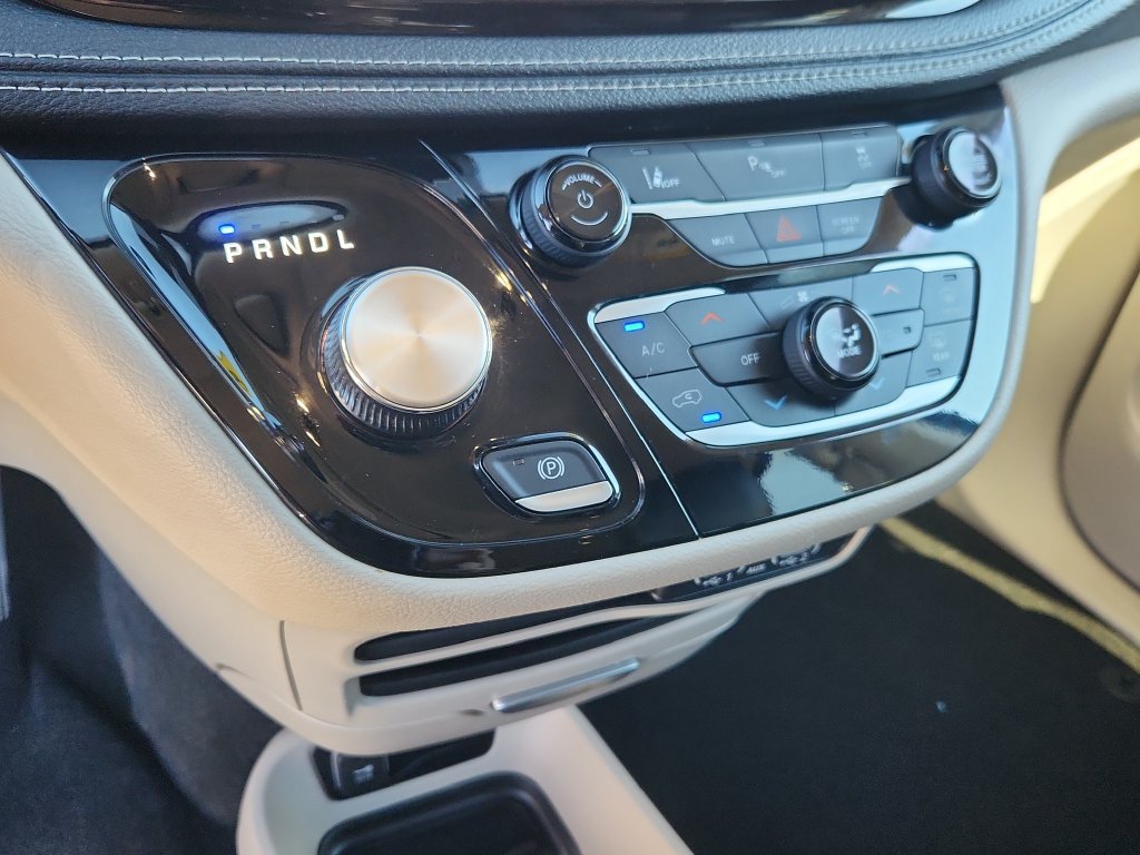 Used 2023 Chrysler Pacifica Touring-L FWD image 22