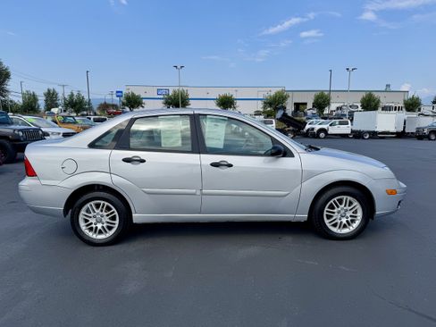 Used 2005 Ford Focus ZX4 Sedan FWD image 3