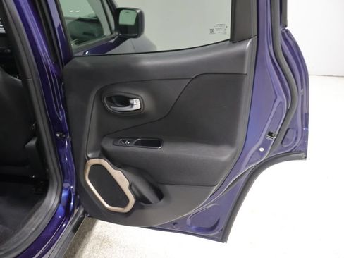 Used 2017 Jeep Renegade Latitude FWD image 22