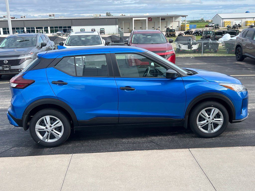 Certified 2025 Nissan Kicks Play S FWD image 4