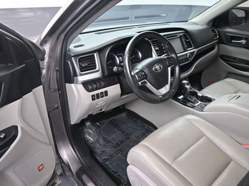 Used 2019 Toyota Highlander Limited image 12