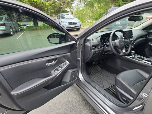 Used 2023 Nissan Sentra SR w/ SR Premium Package FWD image 7