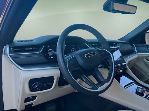 Used 2023 Jeep Grand Cherokee Limited w/ Luxury Tech Group II image 11