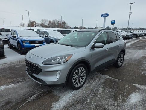 Used 2022 Ford Escape Titanium w/ Class II Trailer Tow Package image 3