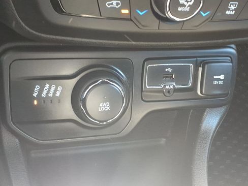 Used 2018 Jeep Renegade Latitude w/ Cold Weather Group AWD/4WD image 17