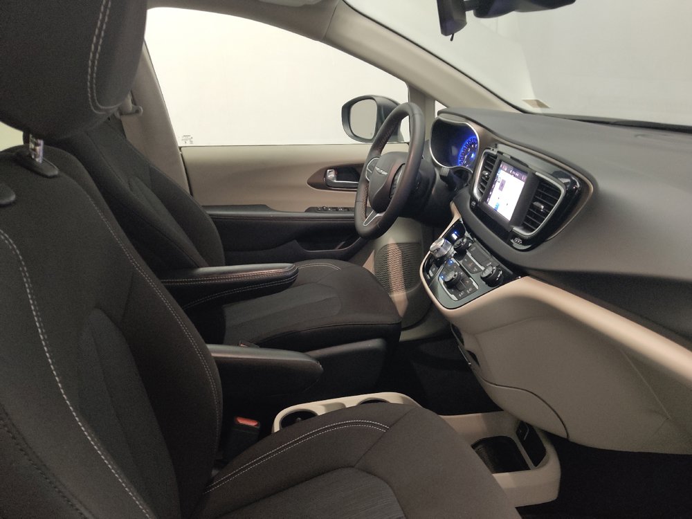 Used 2024 Chrysler Voyager LX FWD image 21