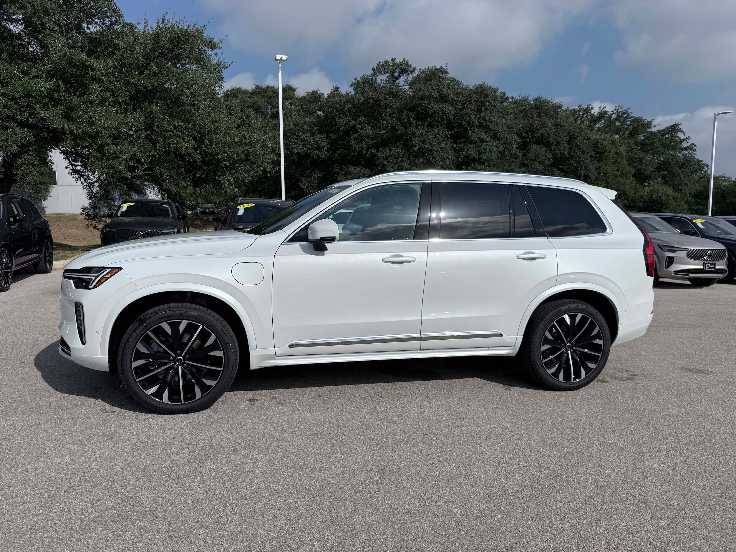 New 2026 Volvo XC90 T8 Plus AWD/4WD image 3