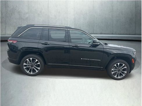 Used 2023 Jeep Grand Cherokee Overland w/ Luxury Tech Group IV AWD/4WD image 8