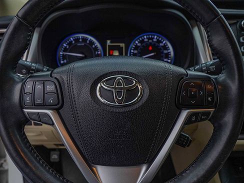 Used 2019 Toyota Highlander XLE image 12