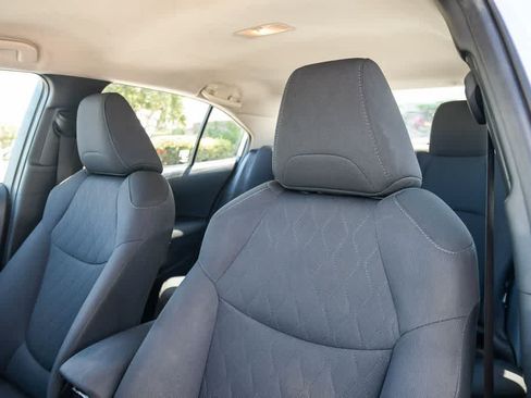 Used 2022 Toyota Corolla LE FWD image 17