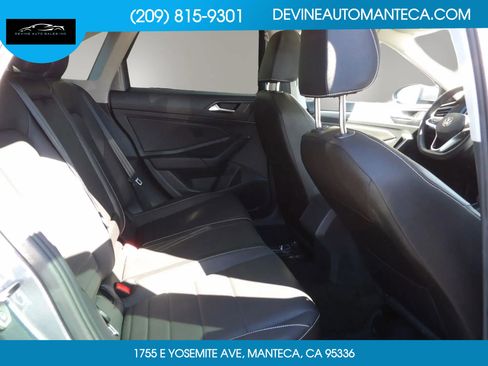 Used 2024 Volkswagen Jetta SE w/ Panoramic Sunroof Package image 10