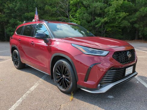 Used 2023 Toyota Highlander XSE AWD/4WD image 2
