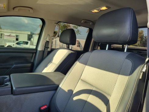 Used 2021 Nissan Titan S image 22