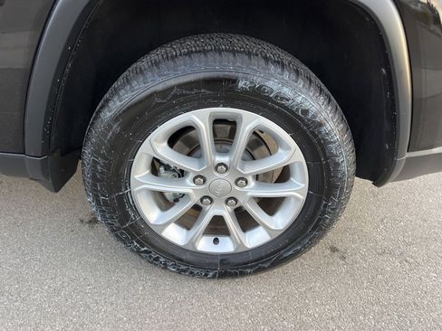 Used 2022 Jeep Grand Cherokee Laredo E image 14